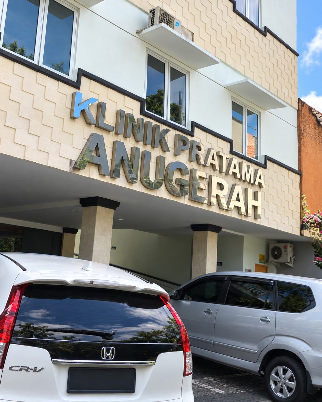 Tampak depan Klinik Pratama Anugerah, visual disempurnakan